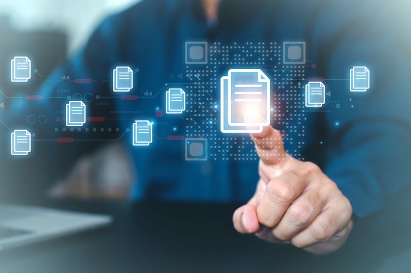 Foto: Finger zeigt auf Dokument-Icon
